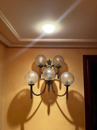 Lámpara de pared dorada con globos de cristal