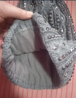 Gorro joya de lana con pedrería y pompón