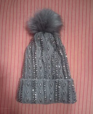 Gorro joya de lana con pedrería y pompón