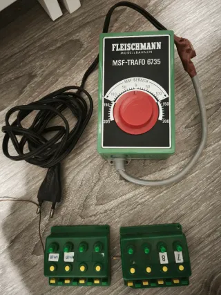 Transformador Fleischmann 6735 y pupitres