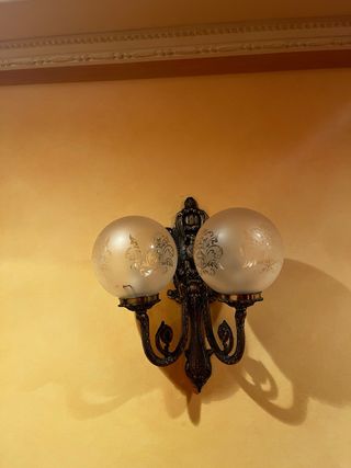 Lámpara de pared dorada y transparente