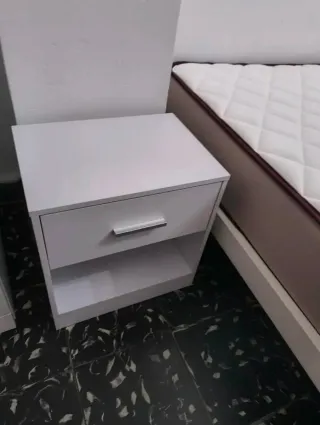 Mesilla de noche blanca a estrenar