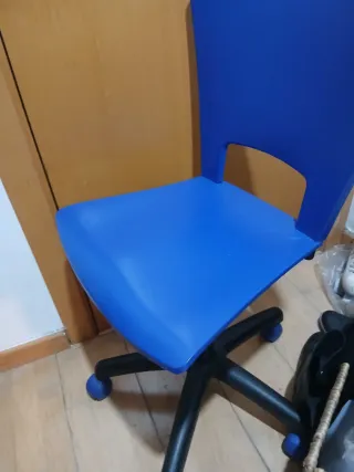 Silla de oficina azul giratoria