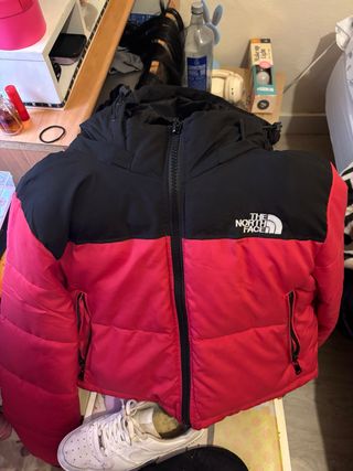 Chaqueta The North Face Negra y Roja