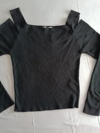 Jersey negro hombros descubiertos