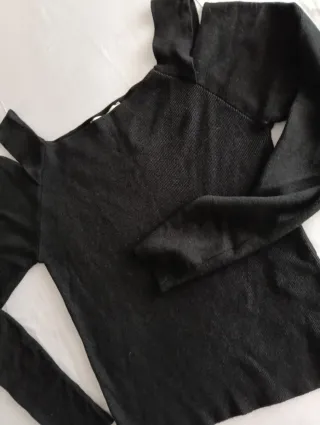 Jersey negro hombros descubiertos