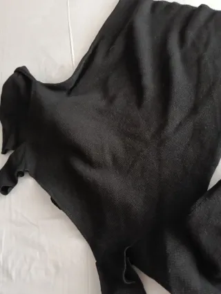 Jersey negro hombros descubiertos