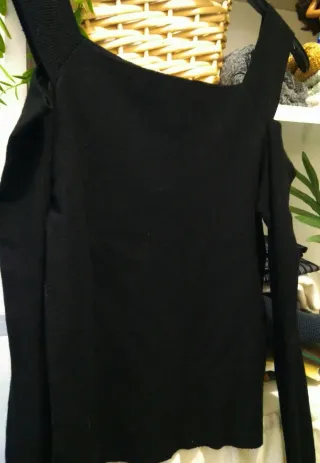 Jersey negro hombros descubiertos