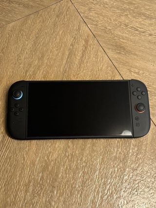 Nintendo Switch II pose full accesorios