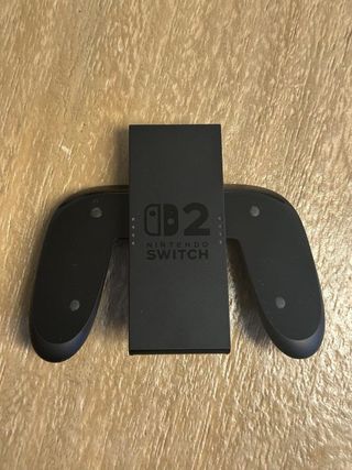 Nintendo Switch II pose full accesorios