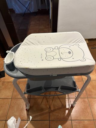 Bañera y cambiador para bebé y accesorios.