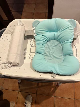 Bañera y cambiador para bebé y accesorios.
