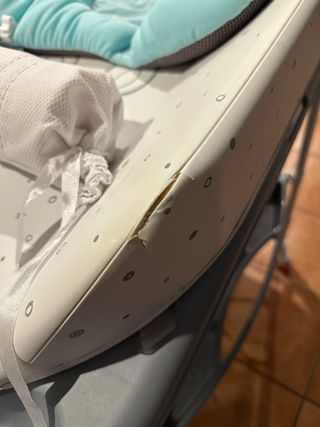 Bañera y cambiador para bebé y accesorios.