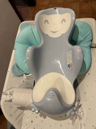 Bañera y cambiador para bebé y accesorios.