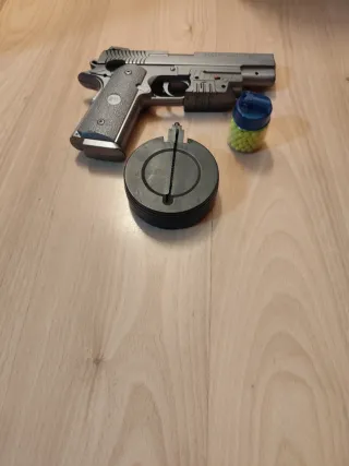 Pistolas de bolas con muchas bolas