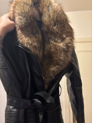 Chaqueta de pelo negra y marrón