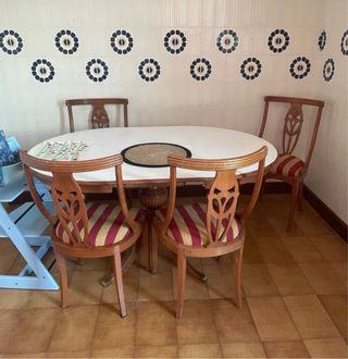 Mesa ovalada y 4 sillas de madera