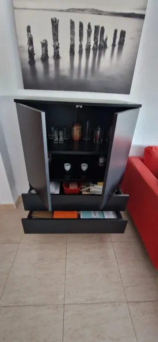 Cómoda negra de  IKEA