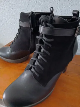 Botines negros con tacón y cordones