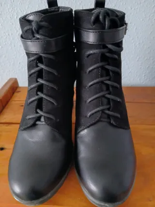 Botines negros con tacón y cordones