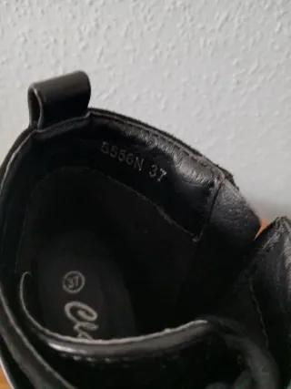 Botines negros con tacón y cordones