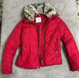 Chaqueta Bershka Roja con Capucha de Pelo