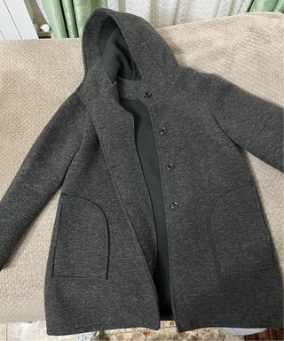 Abrigo gris con capucha
