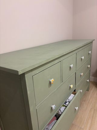 Cómoda 9 cajones pintada verde