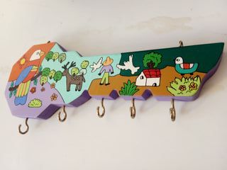 Perchero de madera decorado