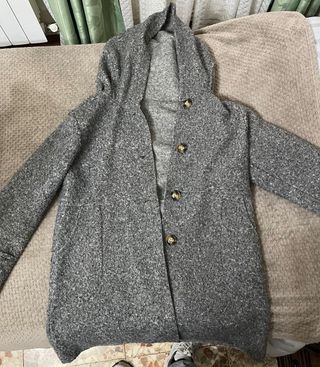 Abrigo gris con capucha