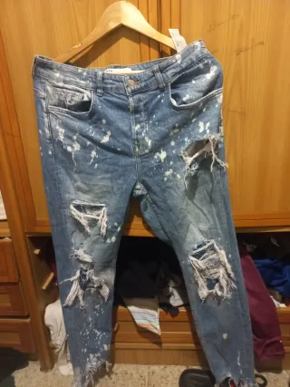 Pantalón vaquero desgastado y con manchas