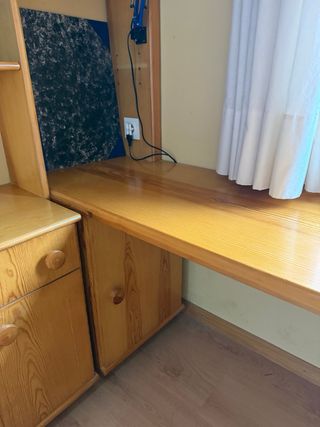 Escritorio de madera de pino maciza con cajones