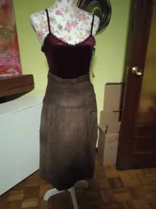 Falda de cuero marrón