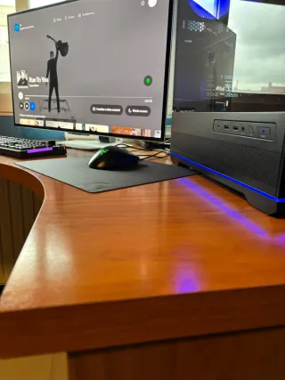 Escritorio de madera con estantería y cajones