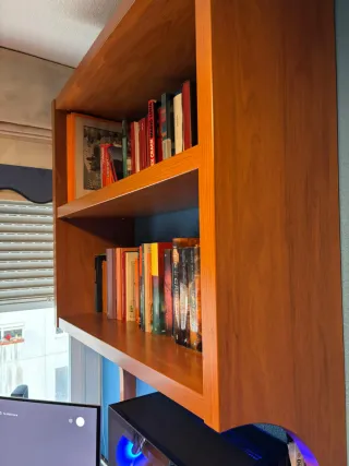 Escritorio de madera con estantería y cajones