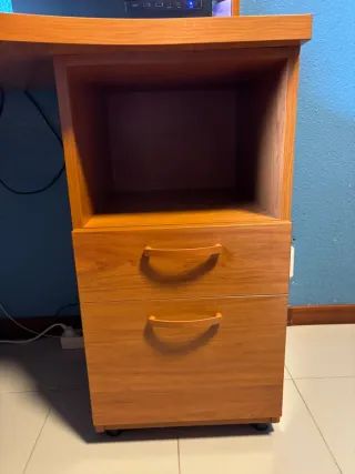 Escritorio de madera con estantería y cajones