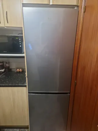 Nevera Beko casi nueva