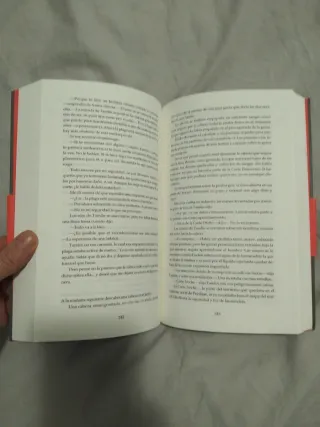 Una corte de rosas y espinas. Nueva presentació...