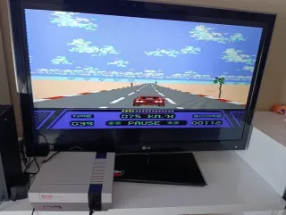 Nintendo NES con juego Rad Racer