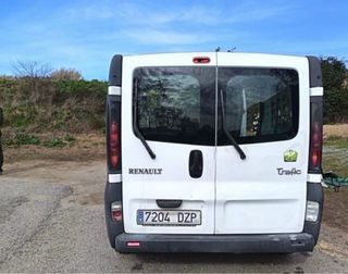 Renault Trafic con pegatina B