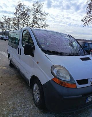 Renault Trafic con pegatina B