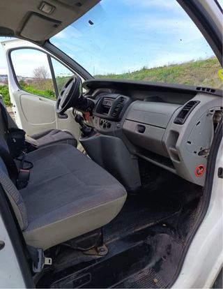 Renault Trafic con pegatina B