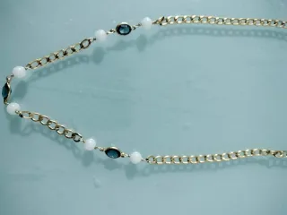 Collar dorado con bolitas y piedras azules