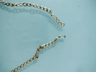 Collar dorado con bolitas y piedras azules