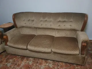 Sofá de tela vintage con detalles de madera