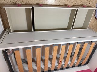 Habitación infantil con escritorio y cama