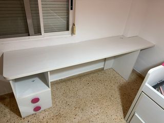 Habitación infantil con escritorio y cama