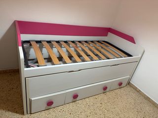 Habitación infantil con escritorio y cama