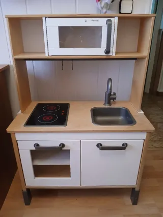 Cocina de juguete con horno y fregadero