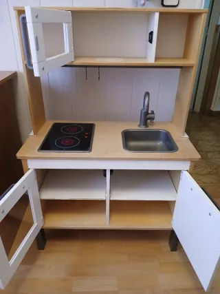 Cocina de juguete con horno y fregadero